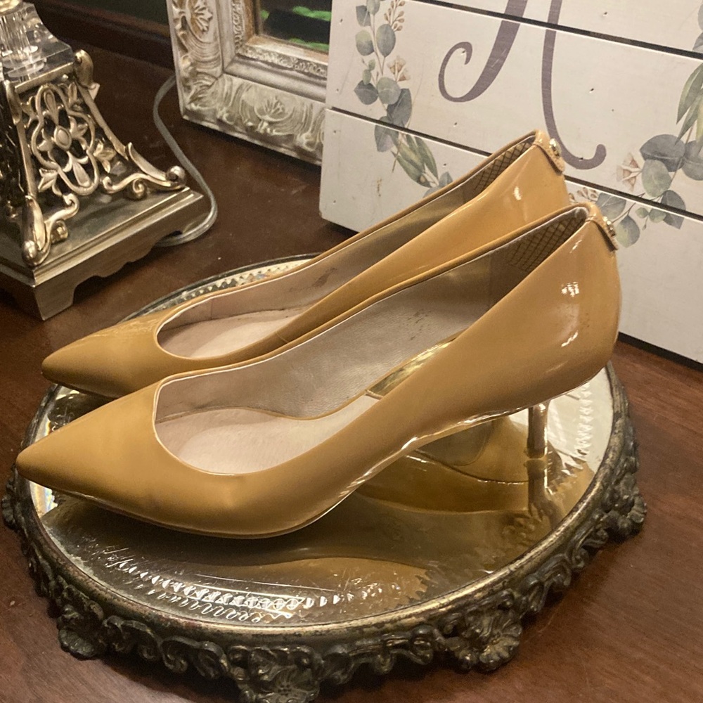 Genuine Michael Kors Beige Patent Leather Pointed-Toe Kitten Heels - Picture 13 of 15
